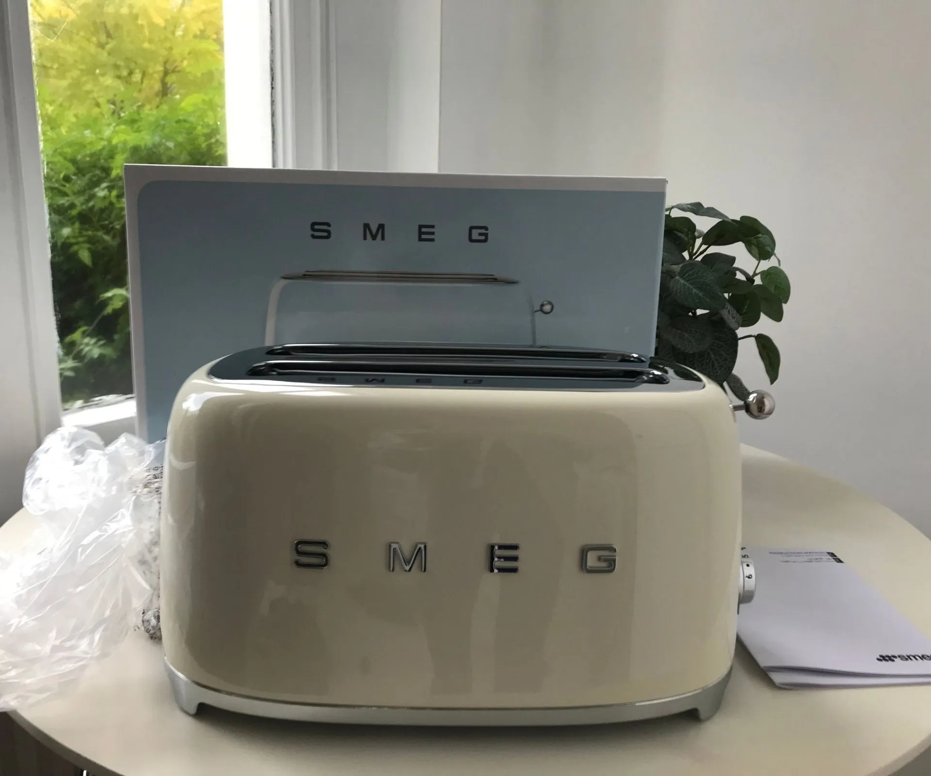 Smeg 4-Scheiben-Toaster beim Auspacken