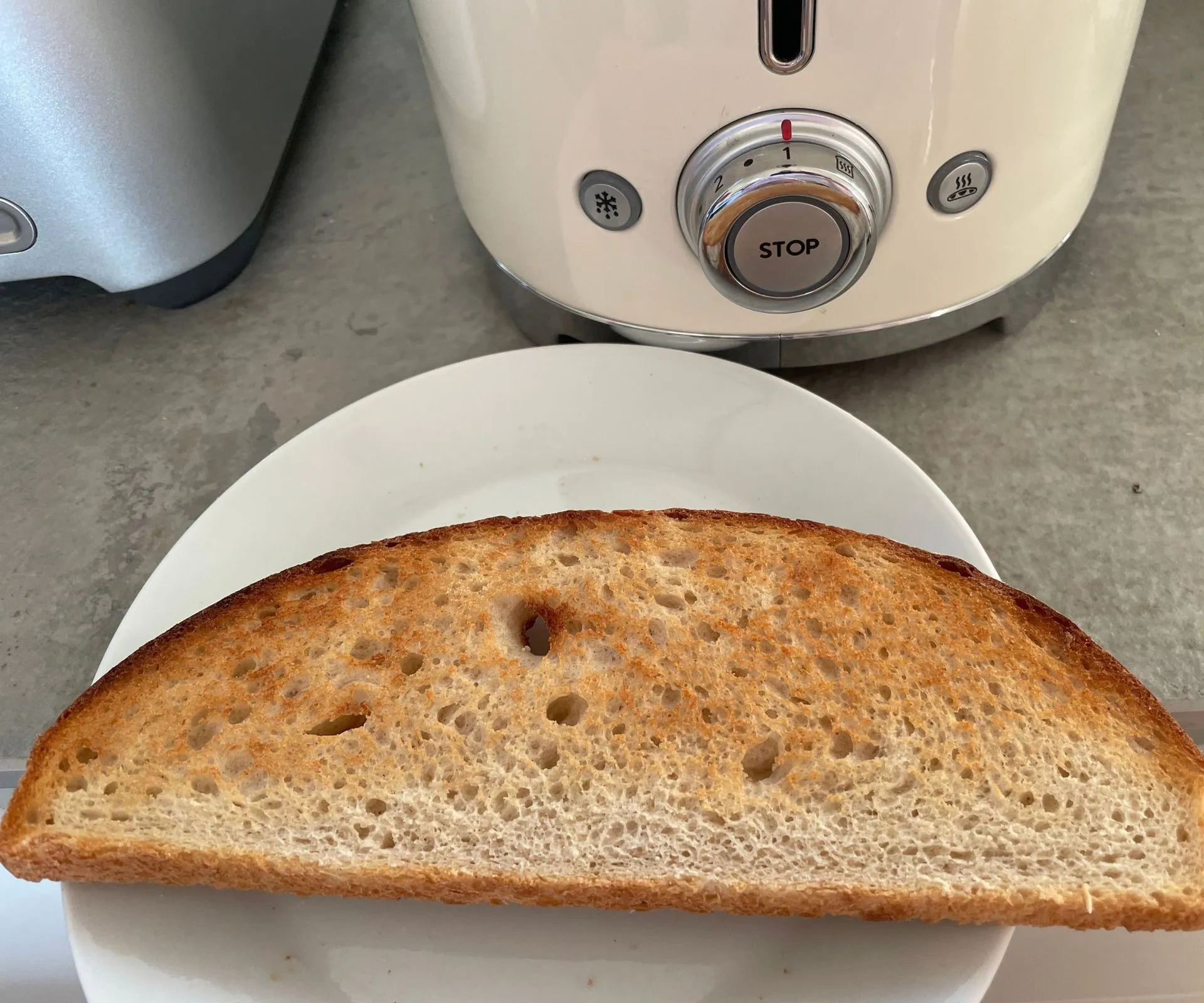 Smeg 4-Scheiben-Toaster mit Sauerteigbrot