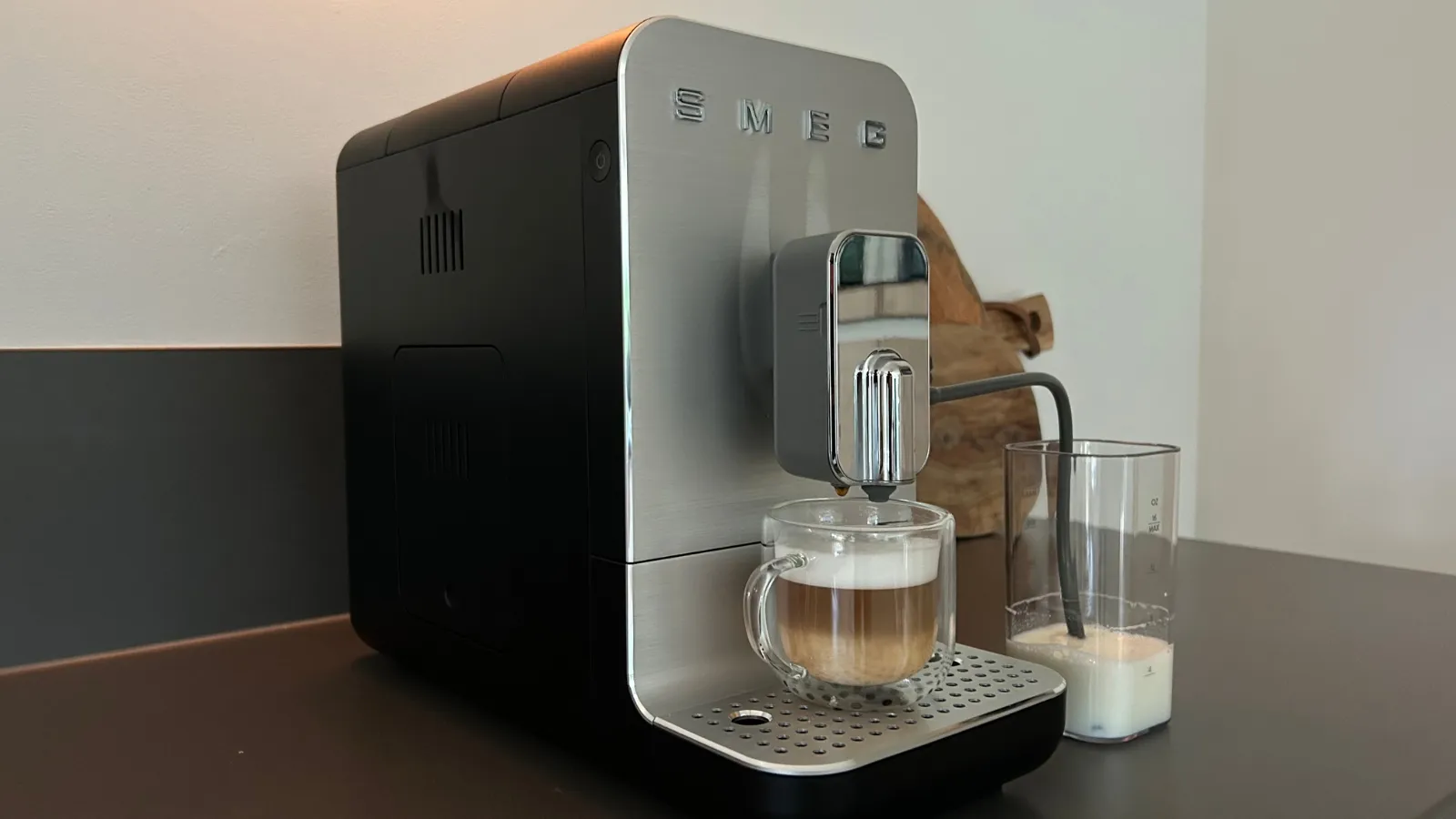 SMEG BCC13 bereitet cremigen Cappuccino zu