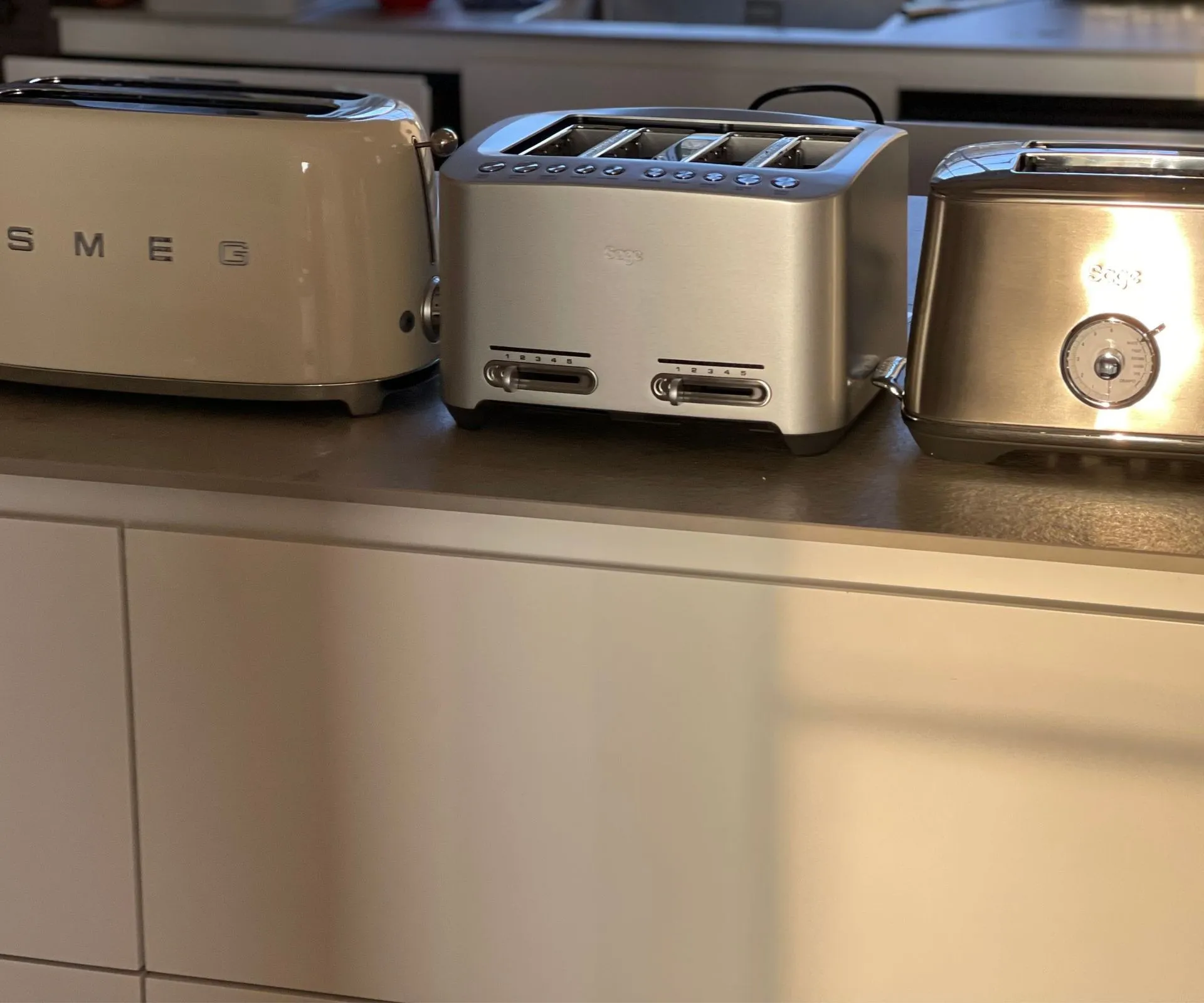 Smeg-Toaster neben zwei Breville-Toastern auf der Arbeitsplatte