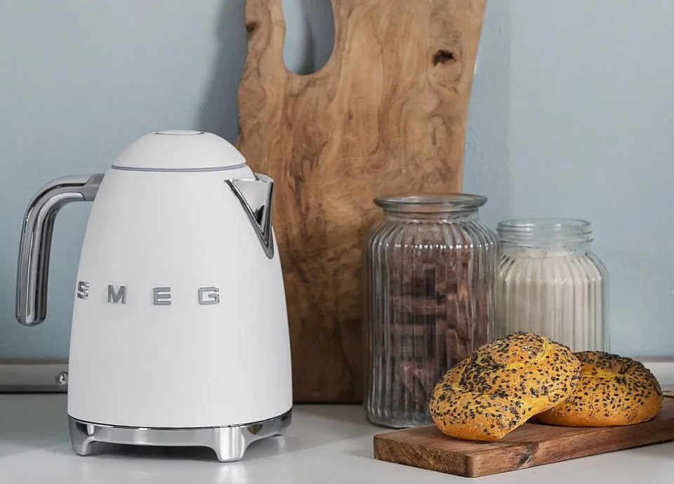 SMEG Wasserkocher KLF03 in stimmungsvoller Ansicht