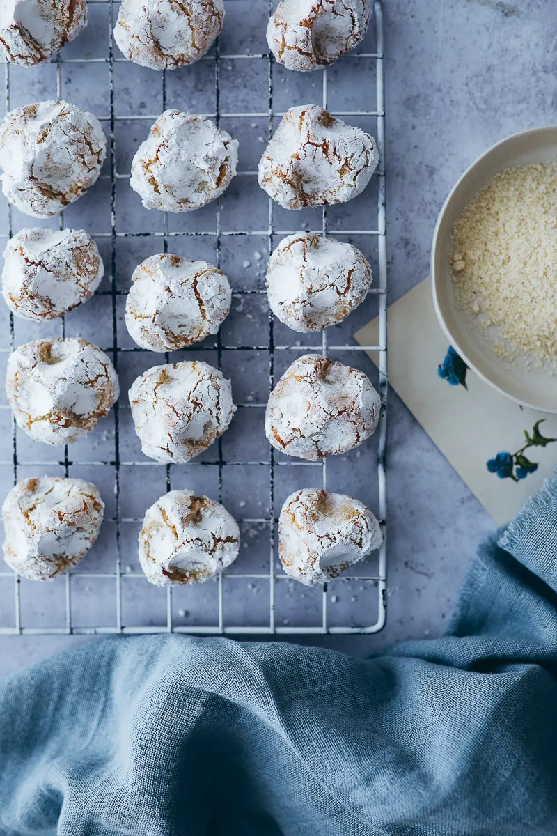 Softe italienische Mandelkekse, sogenannte Paste di Mandorla, auf einer Holzplatte