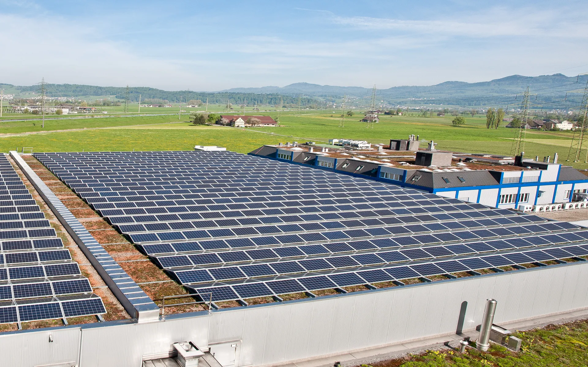 Solarpaneele auf dem Dach des Betriebsgebäudes