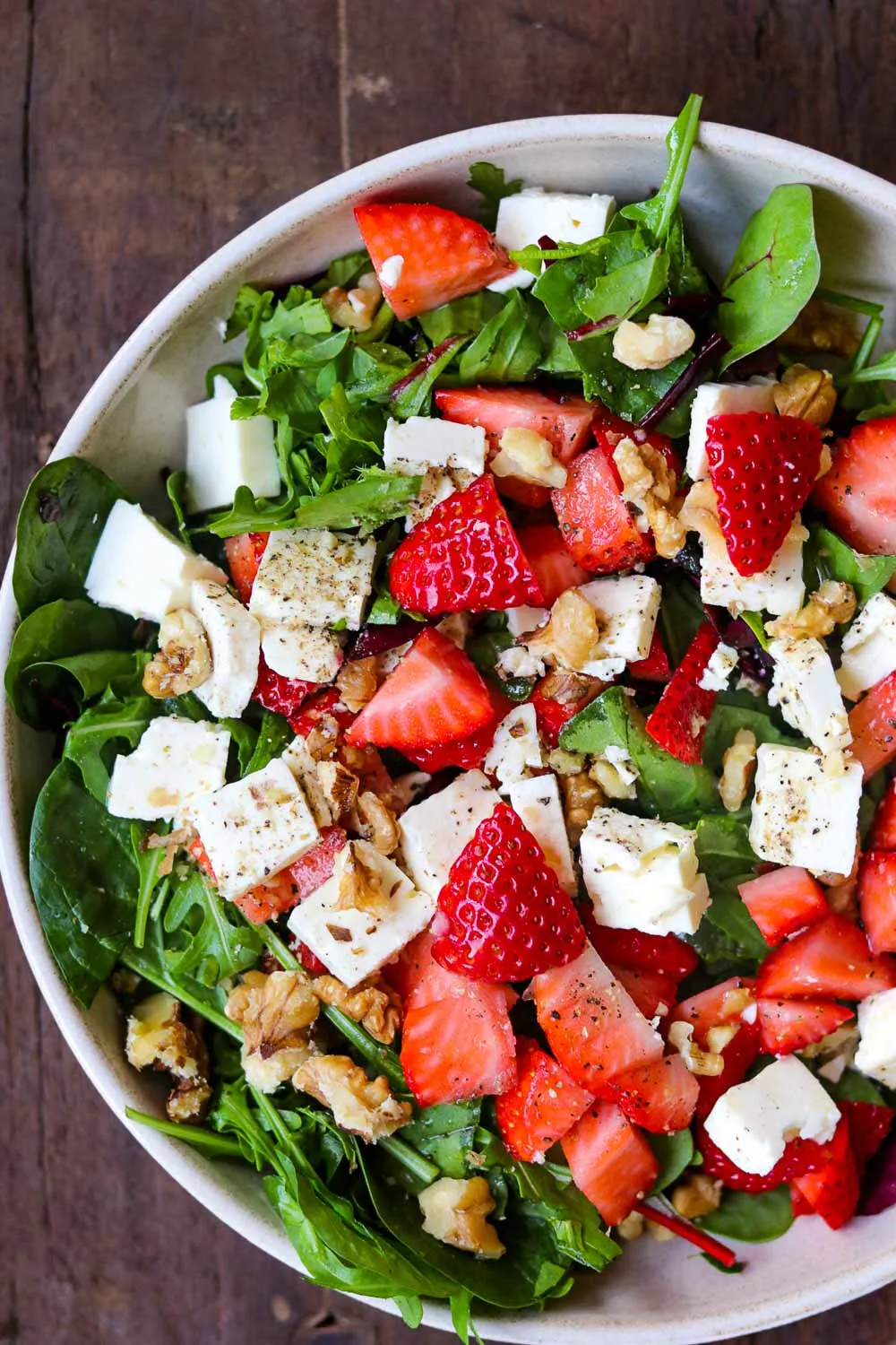 Sommerlicher Spinatsalat mit Erdbeeren
