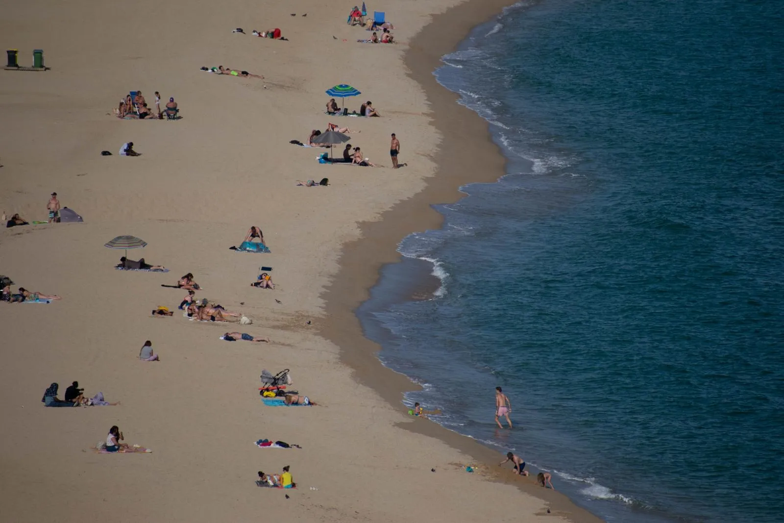 Sonnenbadende am Strand von Arenys de Mar, Spanien