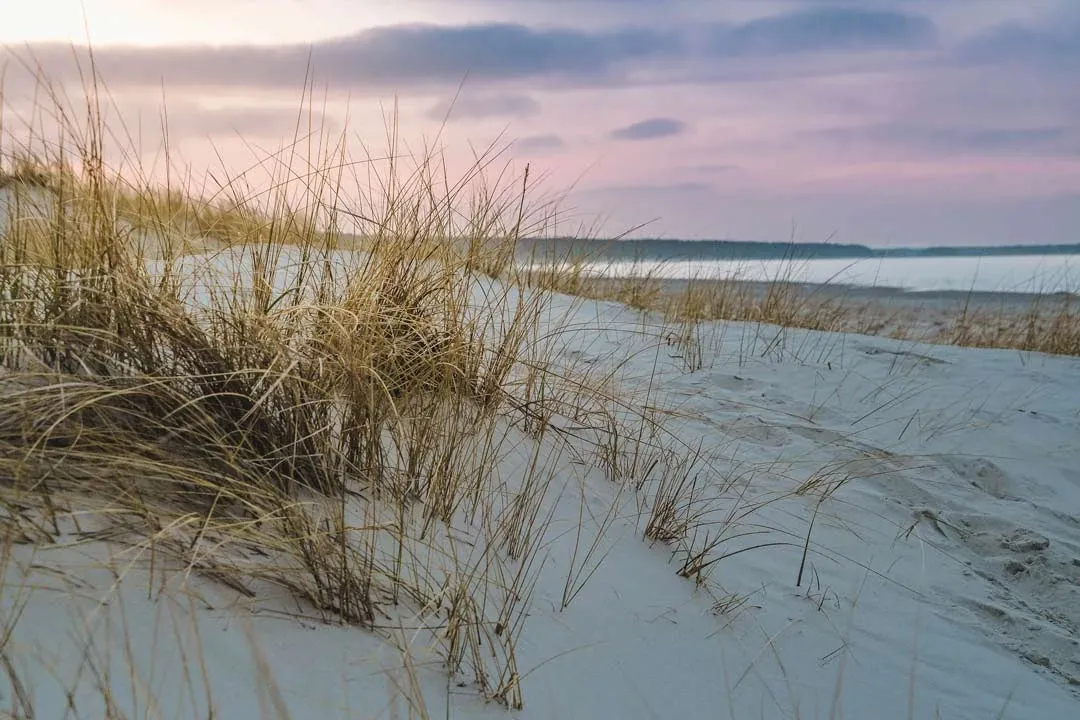 Sonnenuntergang am Sandstrand der Ostsee