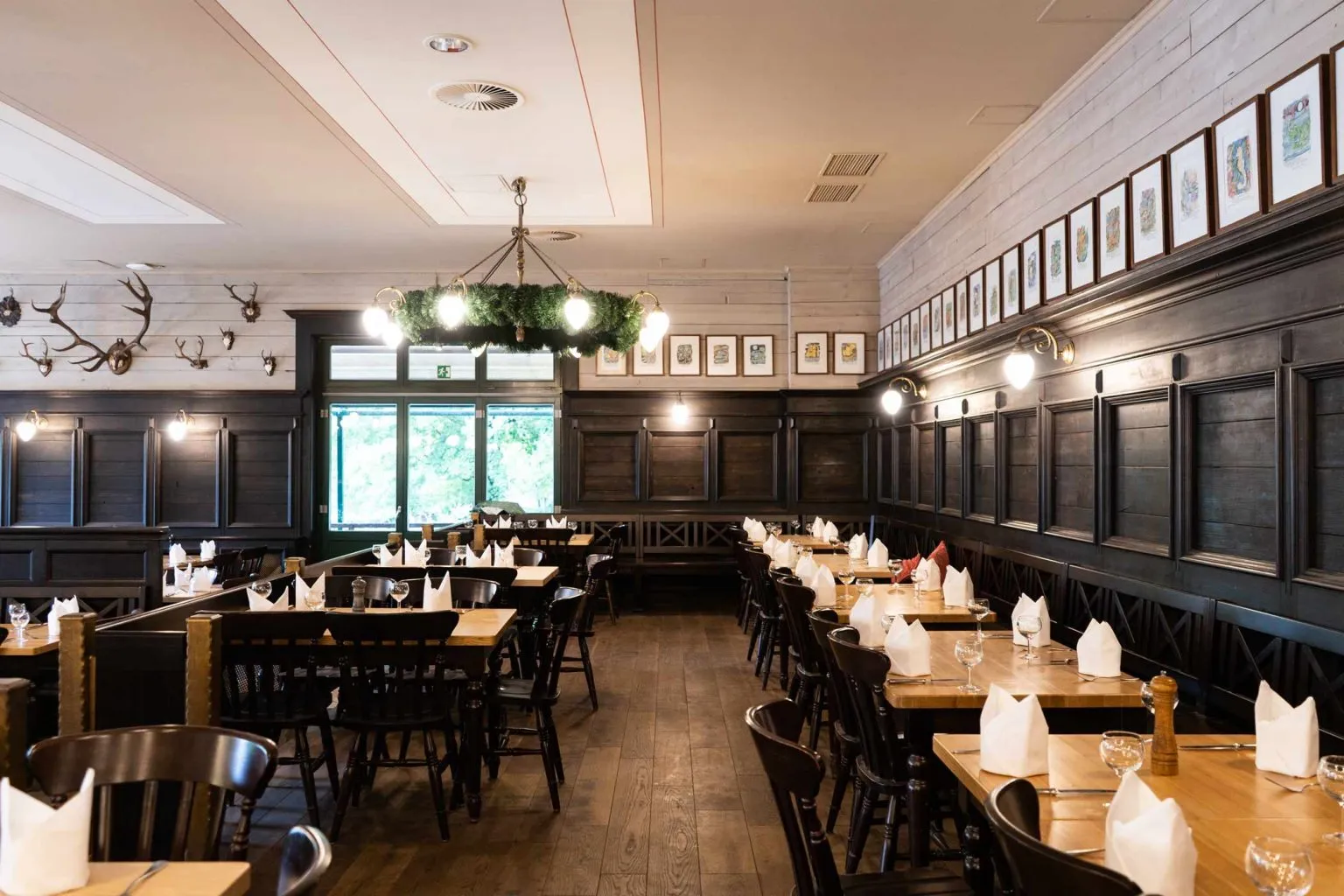 Sonnenverwöhnte Terrasse des Wirtshauses am Schlachtensee