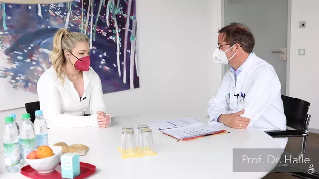 Sophia Thiel bespricht Untersuchungsergebnisse mit Prof. Dr. Martin Halle