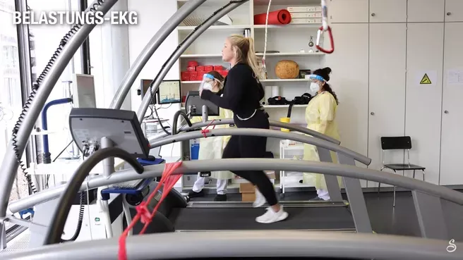 Sophia Thiel während des Belastungs-EKGs auf dem Laufband, bei dem auch ihr Laktat gemessen wurde