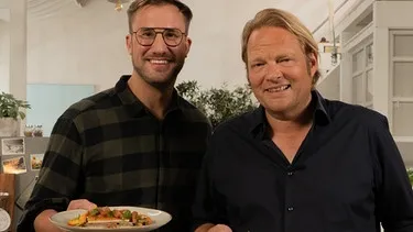 Sören Anders und Björn Freitag kochen gemeinsam in der Sendung "Einfach & köstlich"