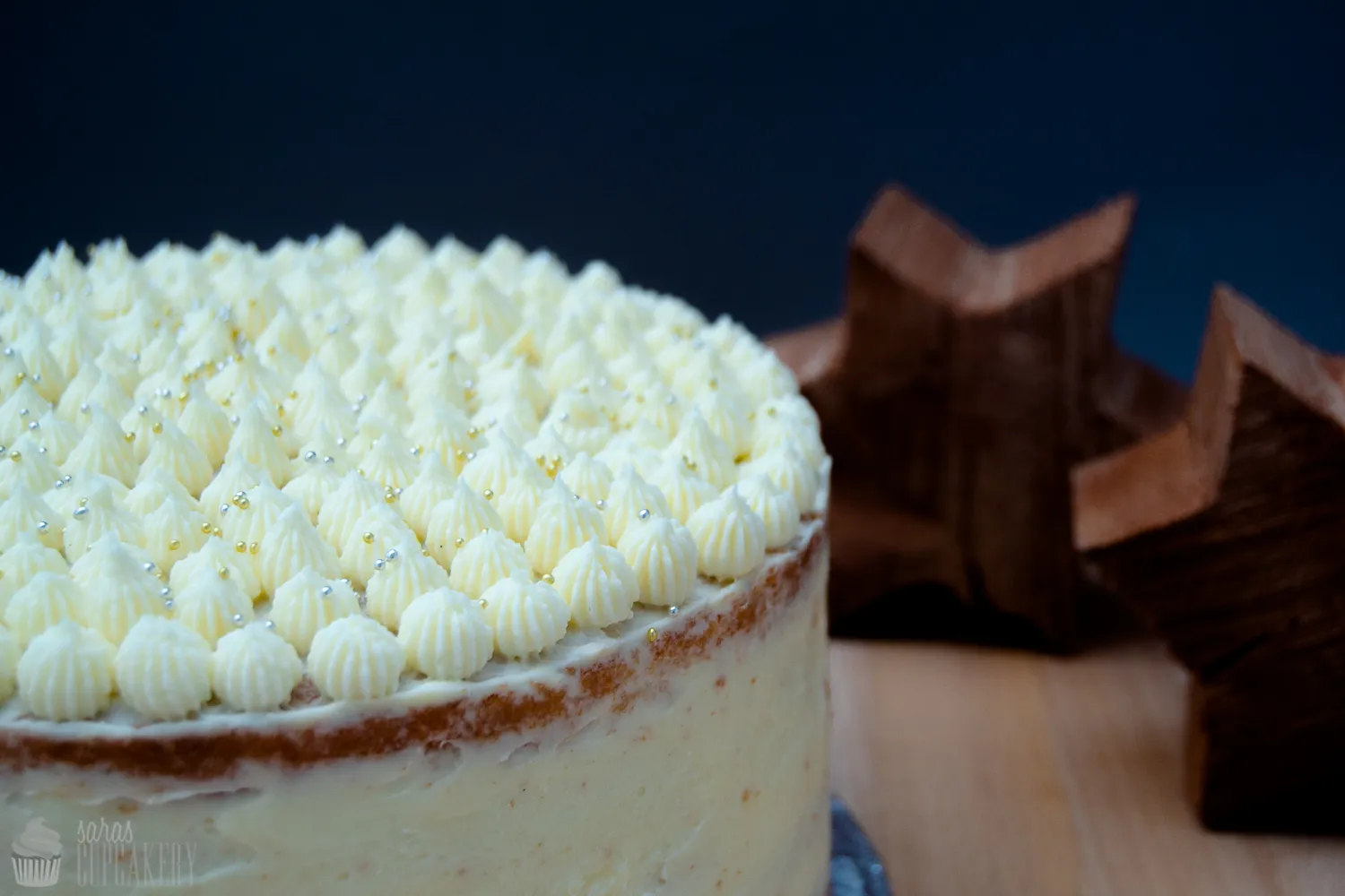 Sorgfältig mit Tupfen verzierte Oberfläche einer Kirsch-Vanille-Torte
