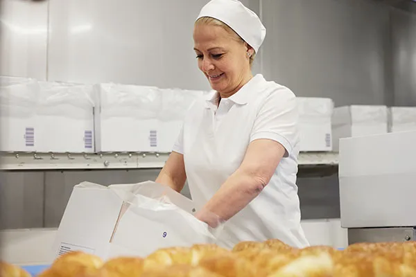 Sorgfältiges Verpacken von Backwaren per Hand