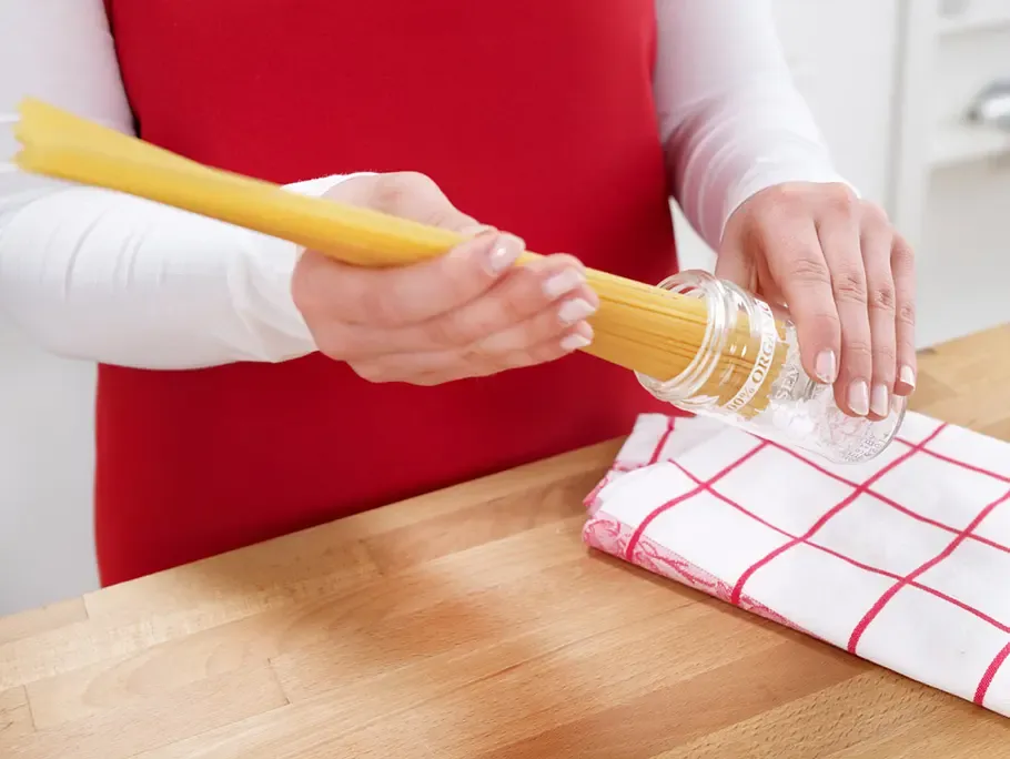 Spaghetti mit einem Pestoglas korrekt portionieren