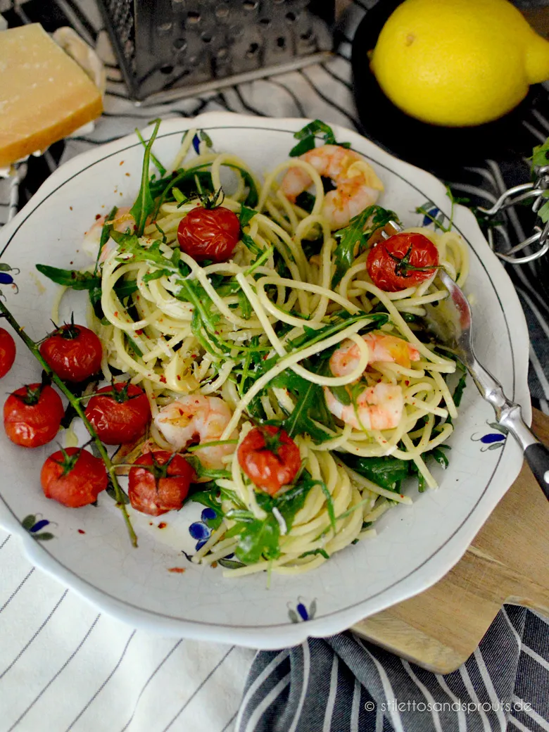 Spaghetti mit Garnelen und Rucola auf einem Teller