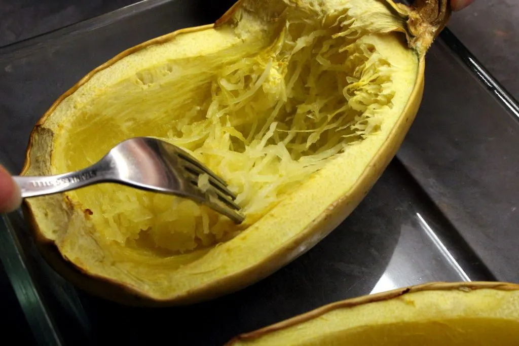 Spaghettikürbis auf Teller serviert