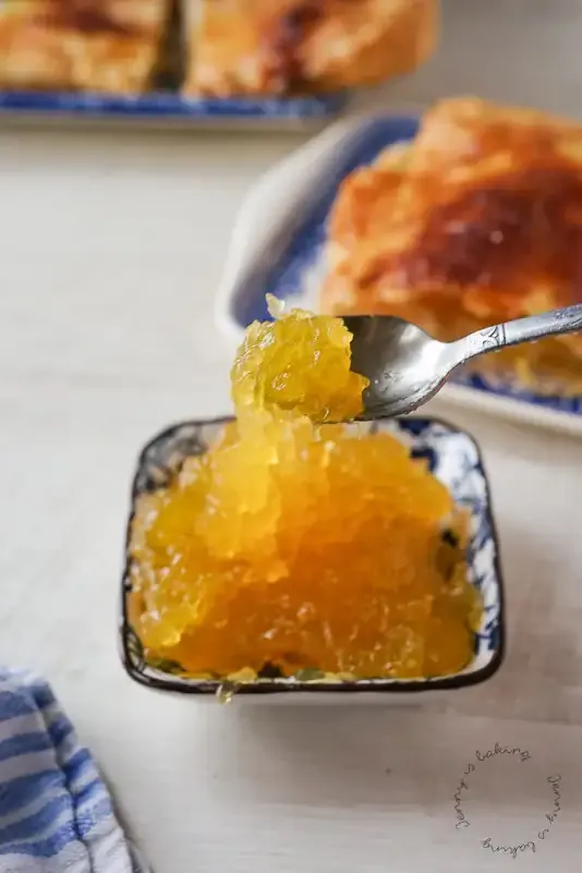 Spaghettikürbis, halbiert und gekocht, bereit zur weiteren Verarbeitung