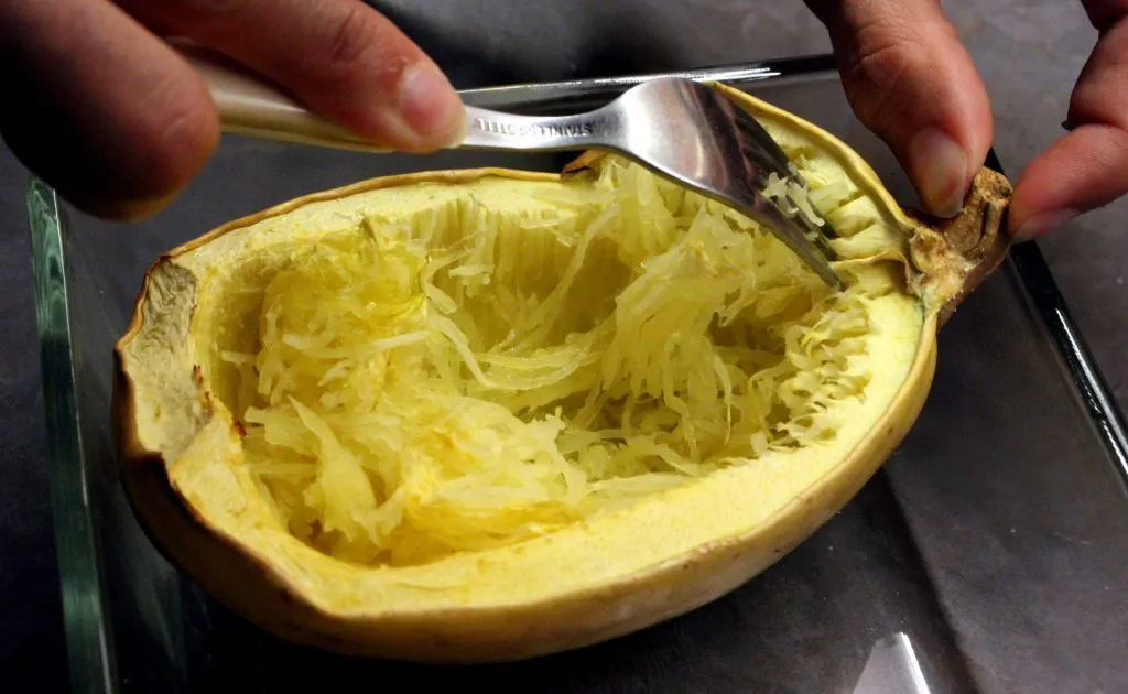 Spaghettikürbis in der Schale