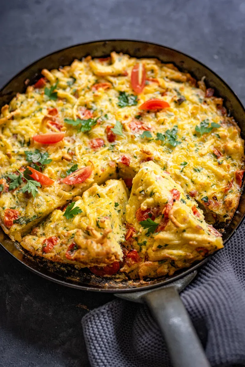 Spätzle-Frittata mit Käse und Kräutern