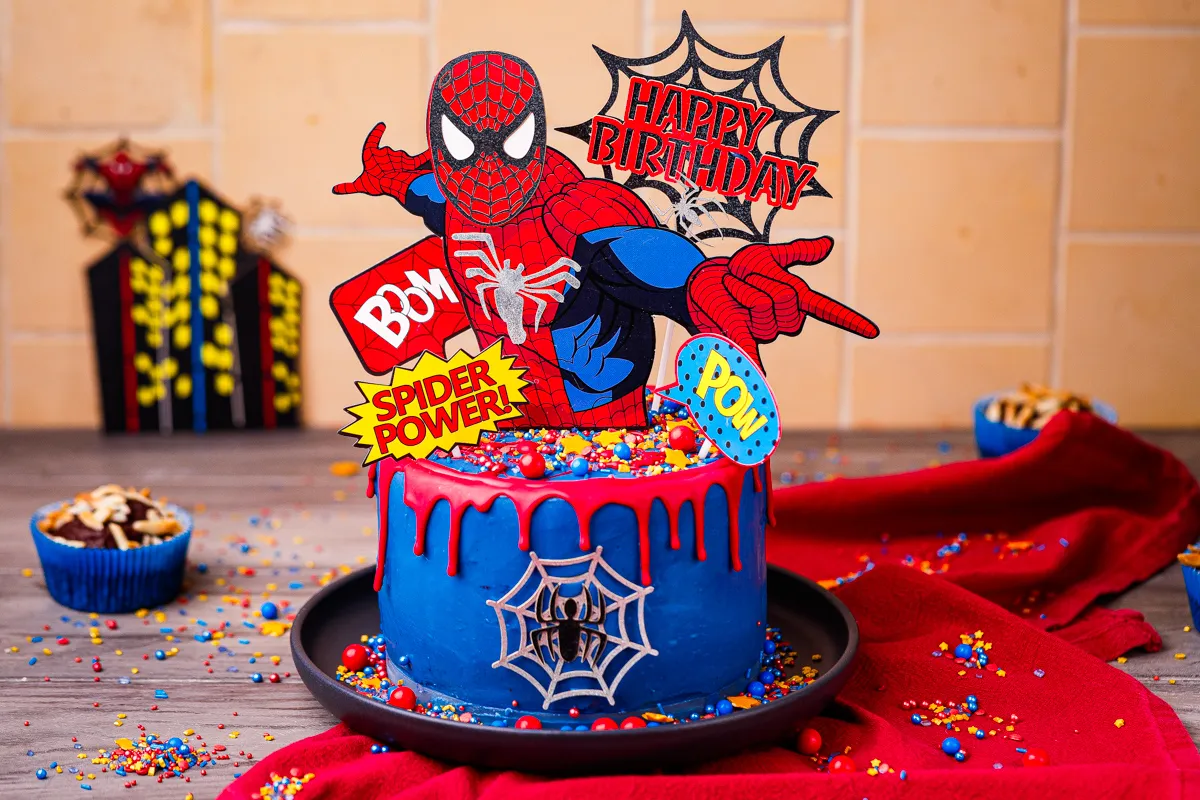 Spiderman Torte mit Spinnennetzen und Superhelden-Figuren
