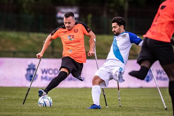 Spieler beim Amputierten-Fußball-Match