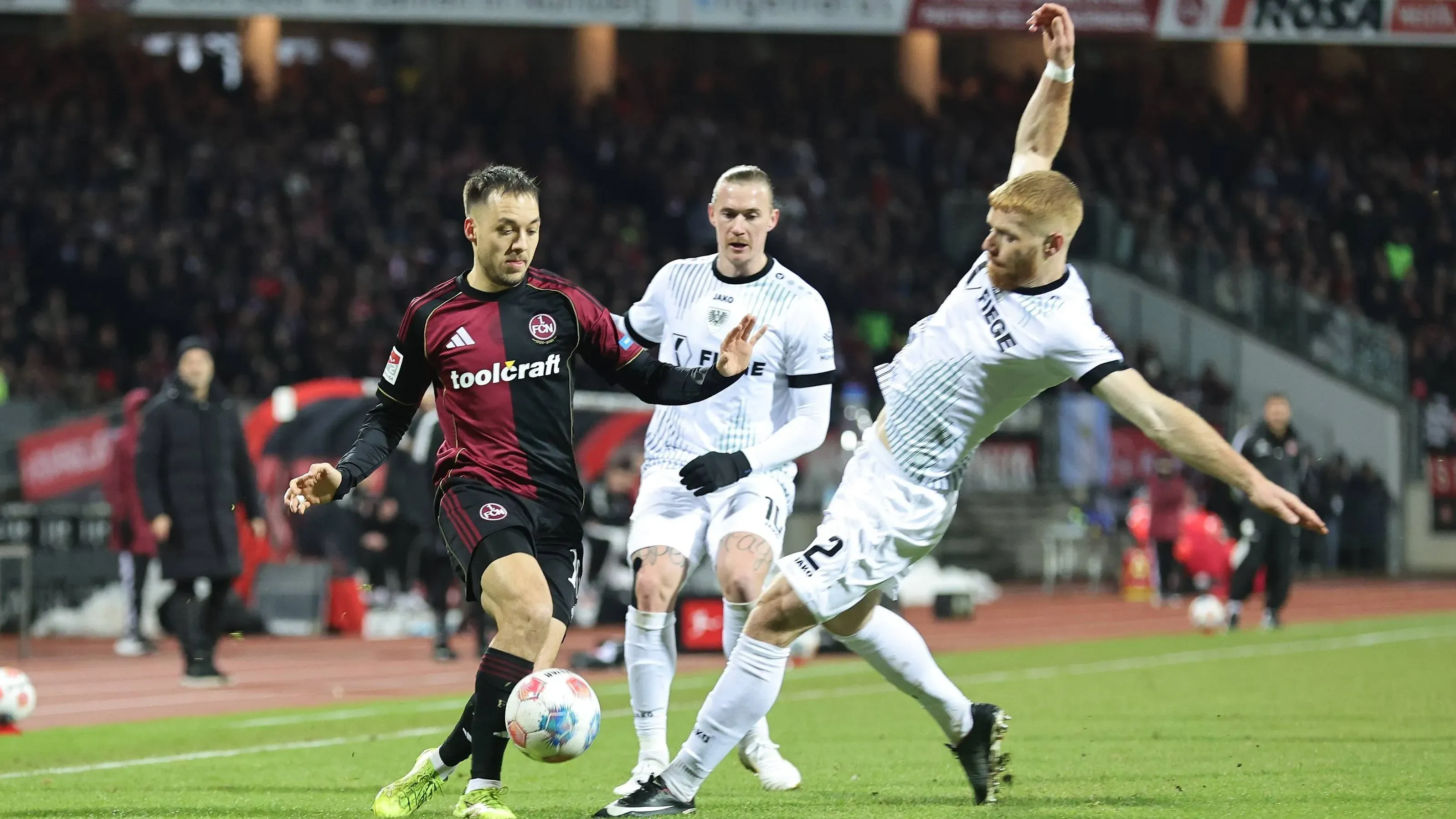 Spieler des SC Preußen Münster kämpfen um den Ball im Mittelfeld