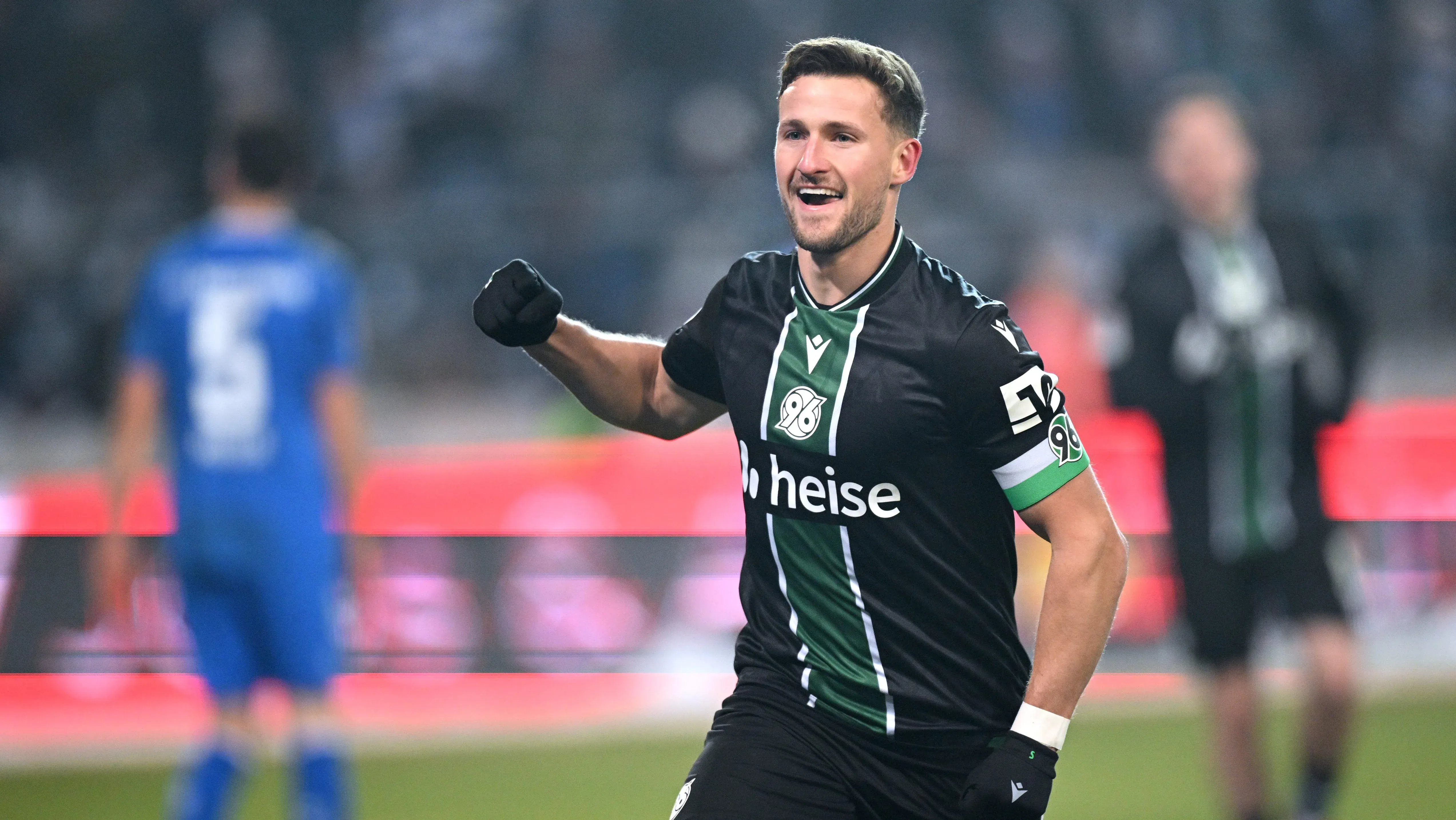 Spieler von Hannover 96 im Jubel nach einem Torerfolg