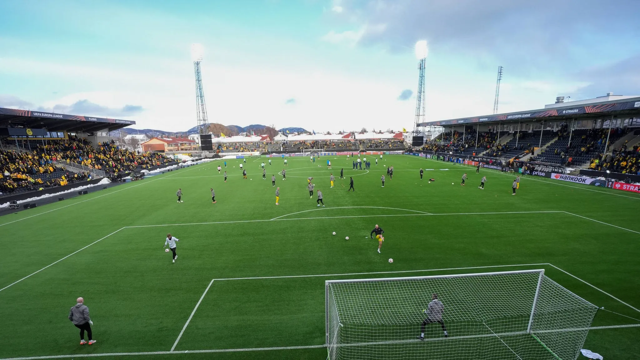 Spieler wärmen sich vor Beginn des Viertelfinal-Hinspiel der UEFA Europa League auf