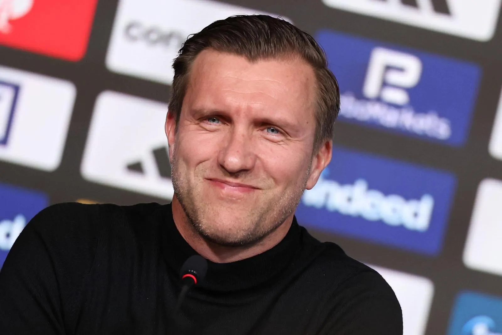 Sportvorstand Markus Krösche bei einer Pressekonferenz