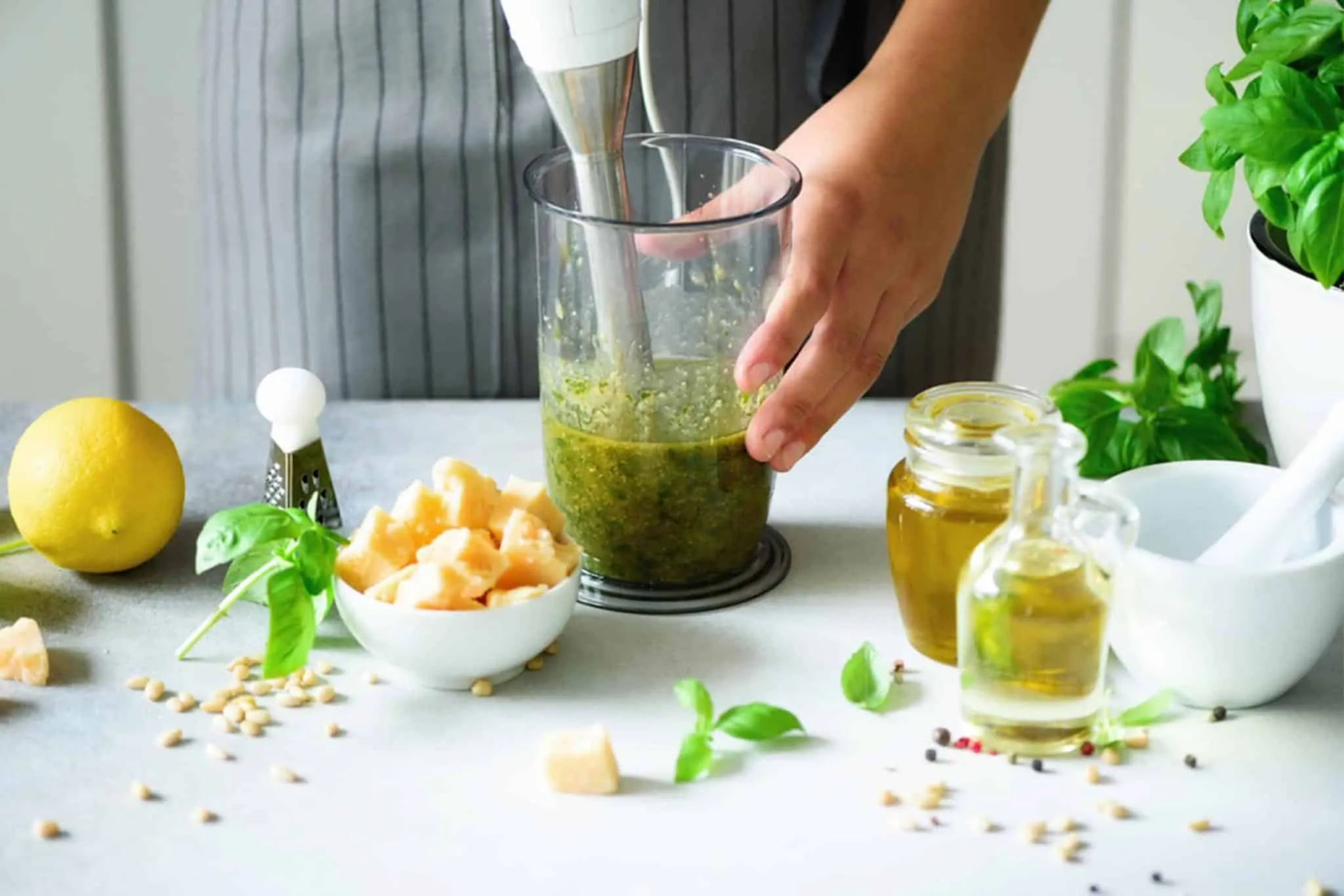 Stabmixer für Nüsse und Parmesan