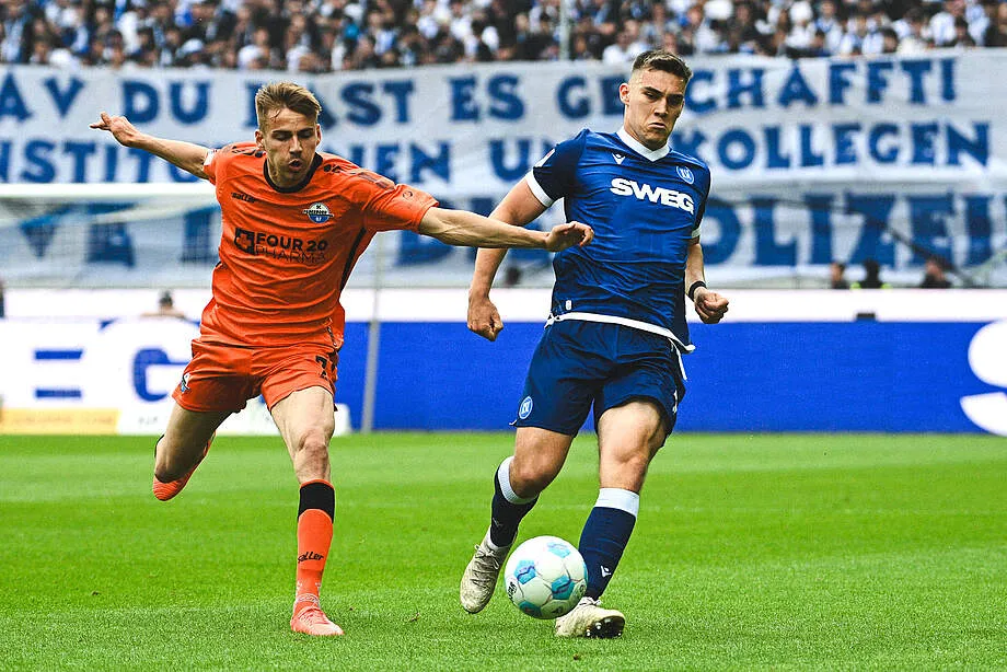 Stadionansicht des Karlsruher SC mit Fans und Spielfeld