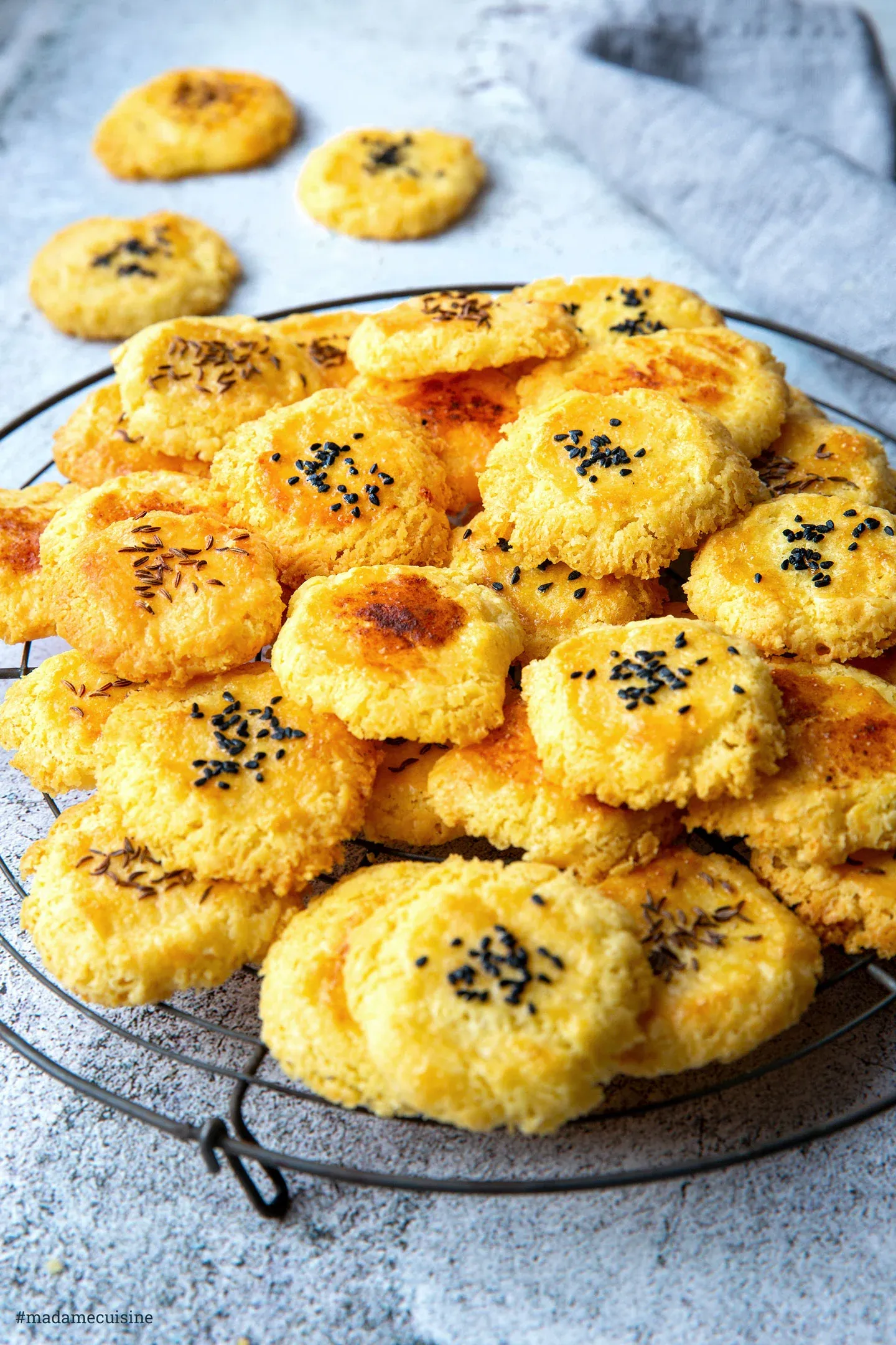 Stapel knuspriger Käseplätzchen, ein herzhafter Genuss