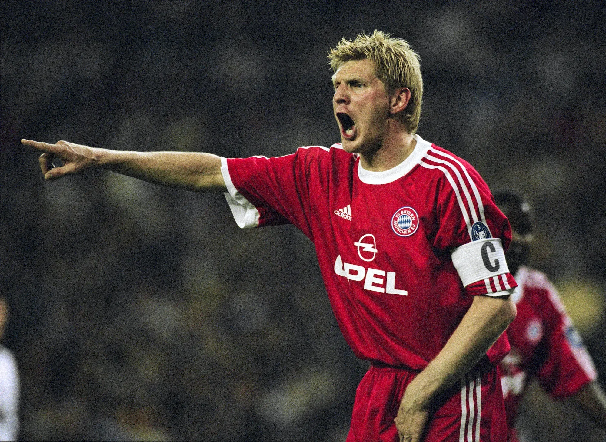 Stefan Effenberg in seinem Bayern-Trikot, bekannt für seine Führungsqualitäten und starke Persönlichkeit