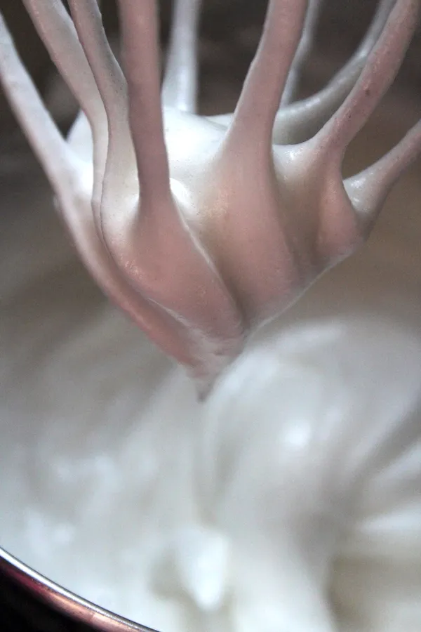 Steif geschlagenes Eiweiß für Haselnussmakronen