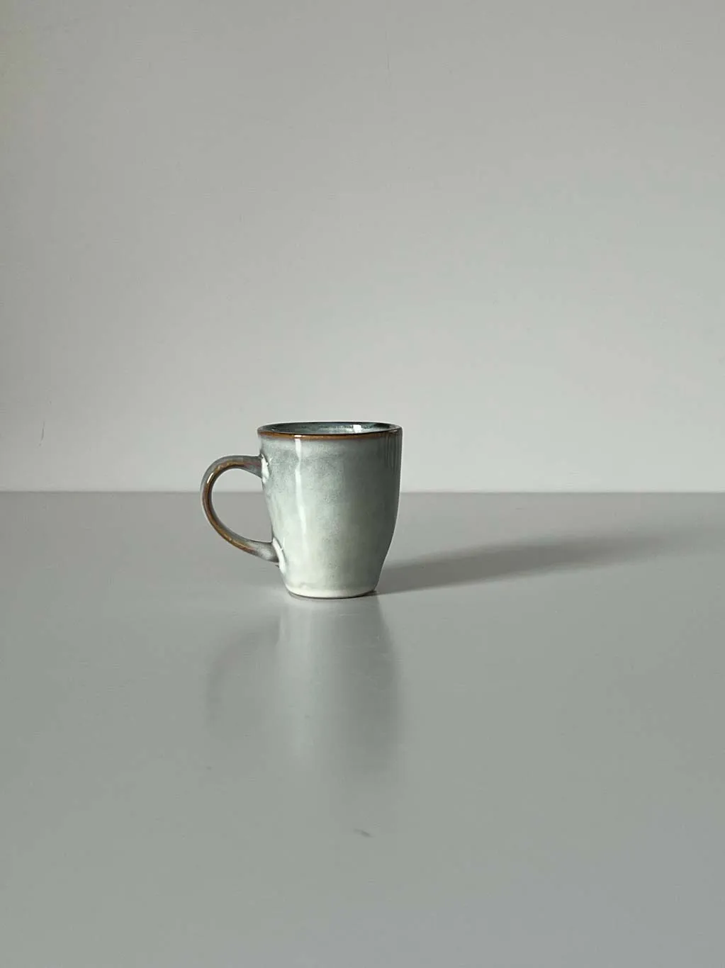 Steinguttasse Mio Grau im Detail