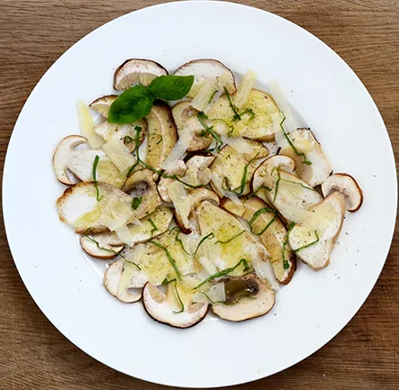 Steinpilz-Carpaccio, fein geschnitten und angerichtet