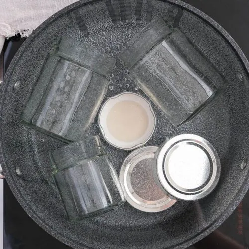 Sterilisieren von Gläsern für die Aprikosenmarmelade