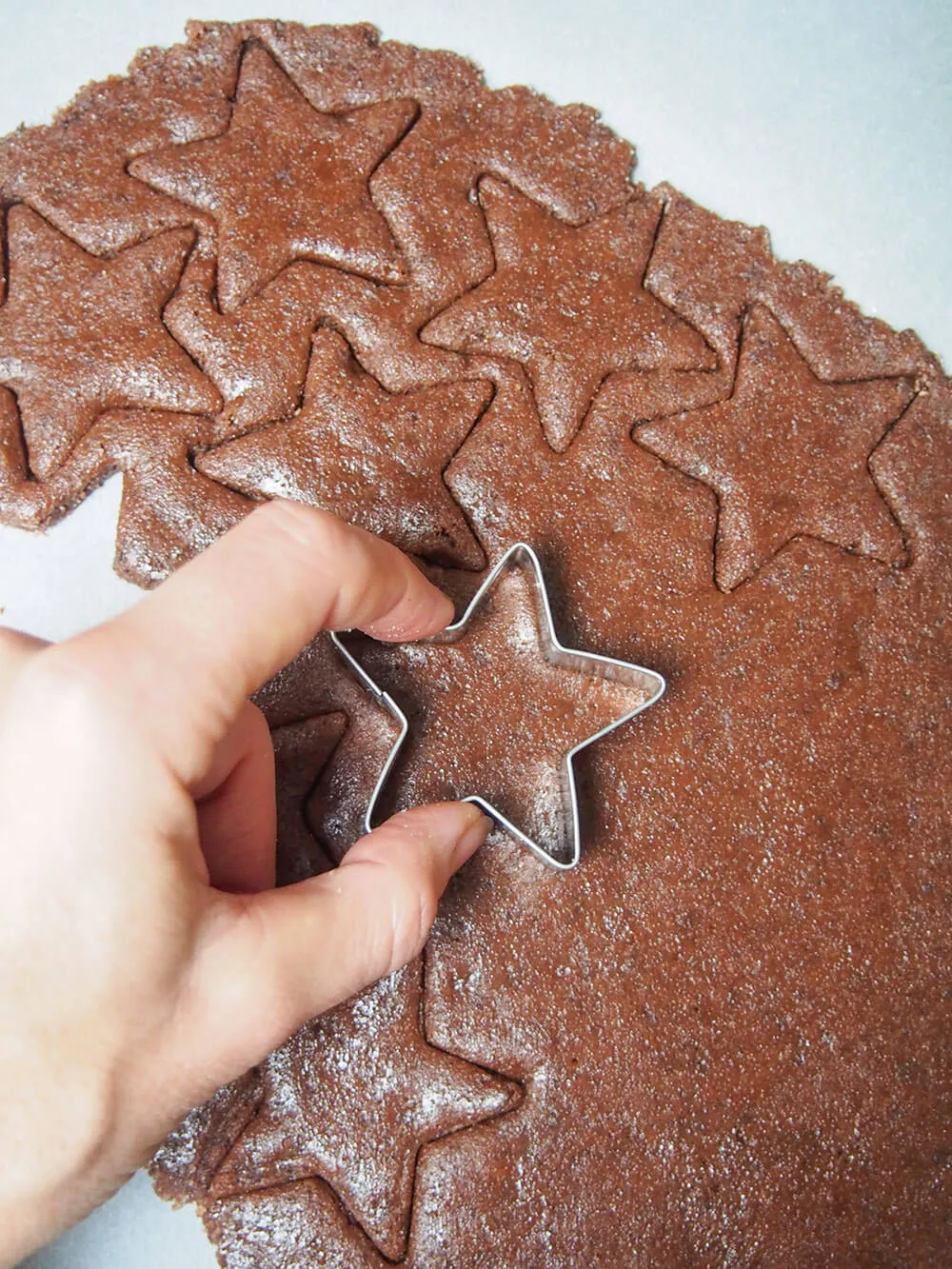 Sternförmige Schoko-Mandel-Kekse aus flachem Teig ausschneiden.