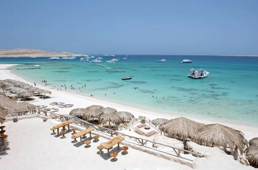Strand in Hurghada, Ägypten, mit sonnigem Wetter und blauem Meer