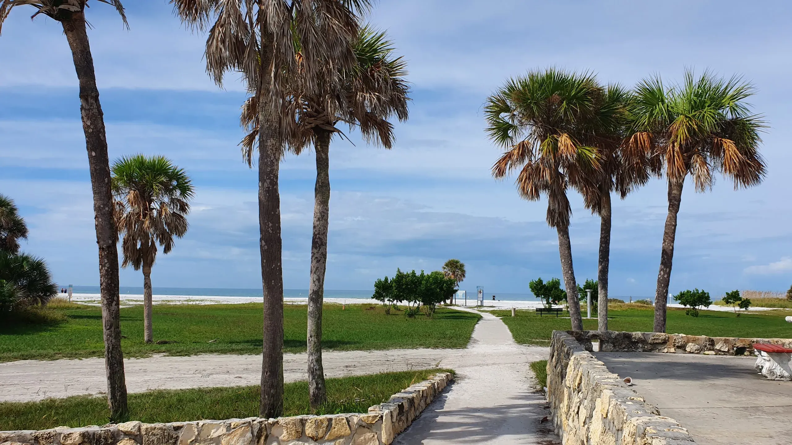 Strandabschnitt mit Palmen und Meer im Fort de Soto State Park