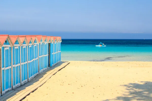 Strandhäuschen an einem Sandstrand