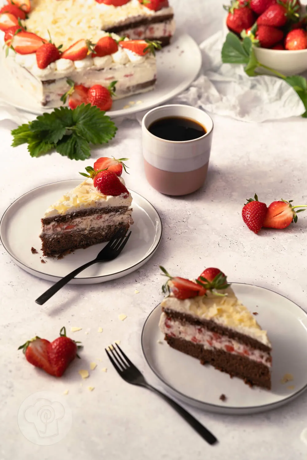 Stücke einer einfachen Erdbeertorte in Herzform auf Tellern, ideal als geburtstagskuchen flamingo