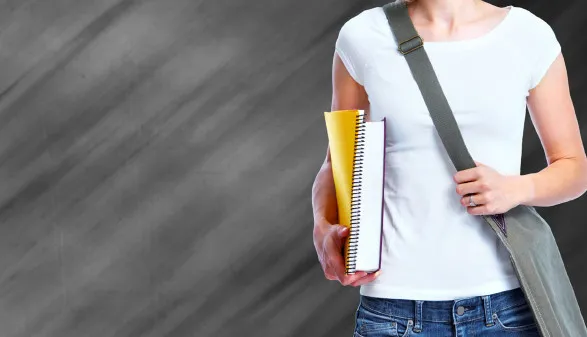 Student hält Bücher in der Hand