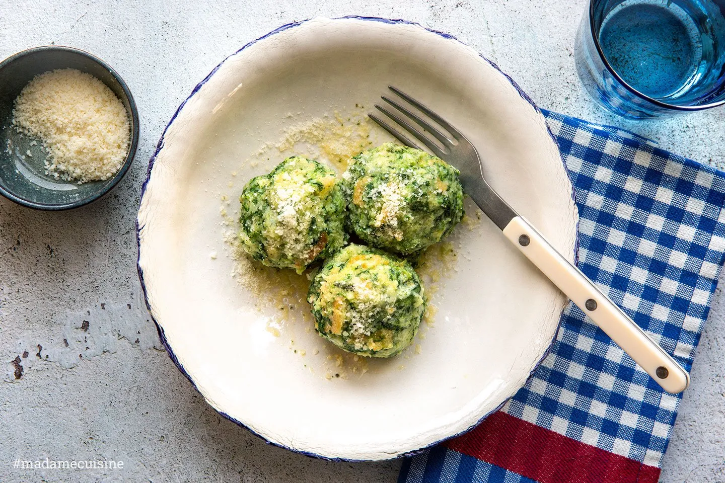 Südtiroler Spinatknödel in Salbeibutter mit viel frisch geriebenem Parmesan