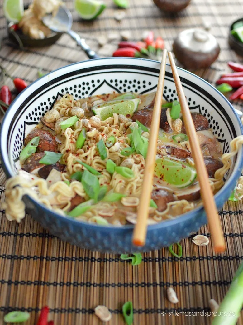 Super schnelle Thai Nudelsuppe mit Erdnuss und Kokosmilch