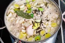 Suppe köchelt mit Gewürzen
