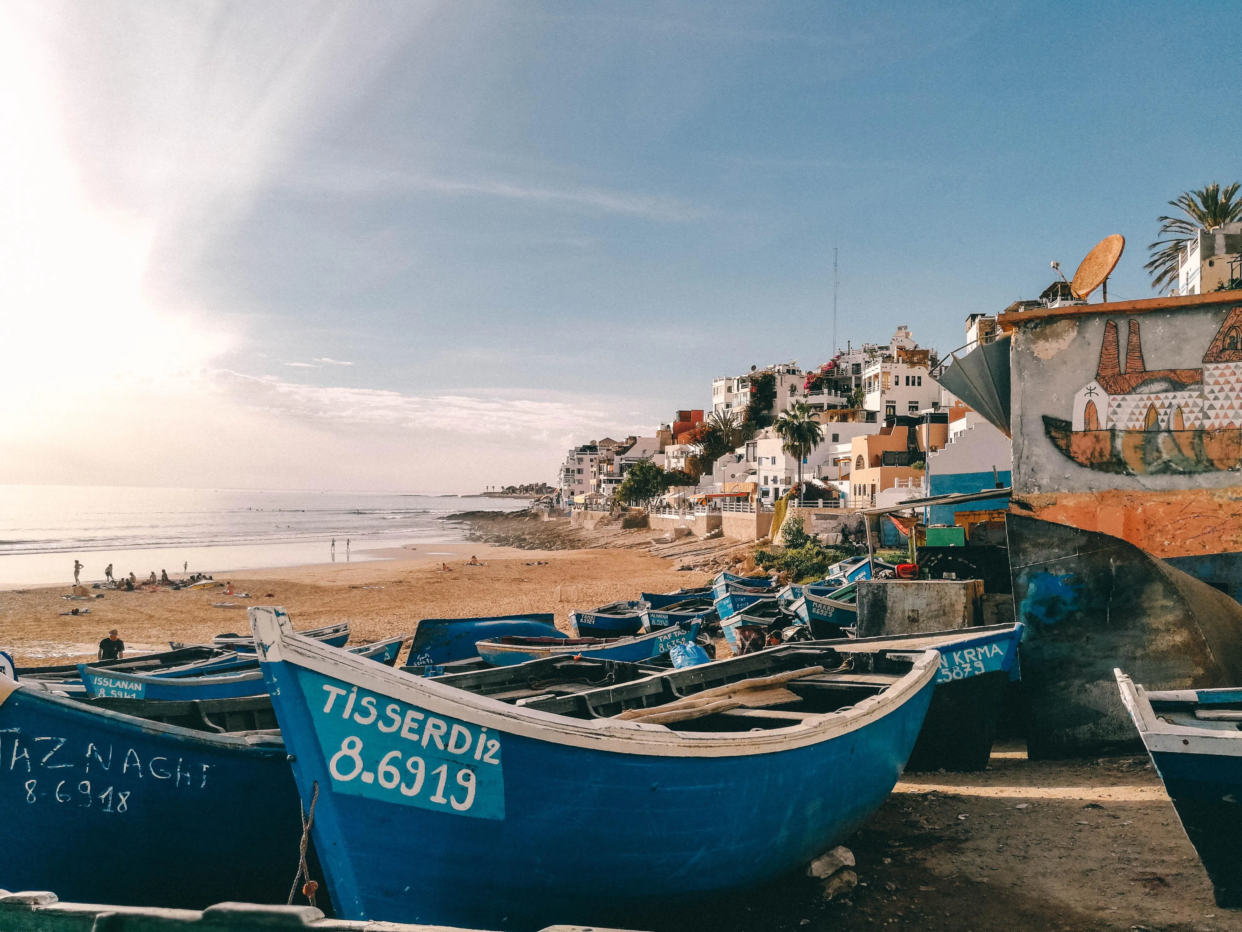 Surfer am Strand von Taghazout, Marokko