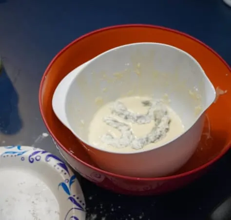 Sushi-Reis auf Nori-Blatt verteilen