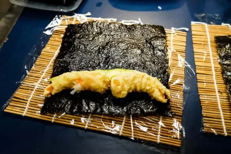 Sushi-Rollen werden geschnitten