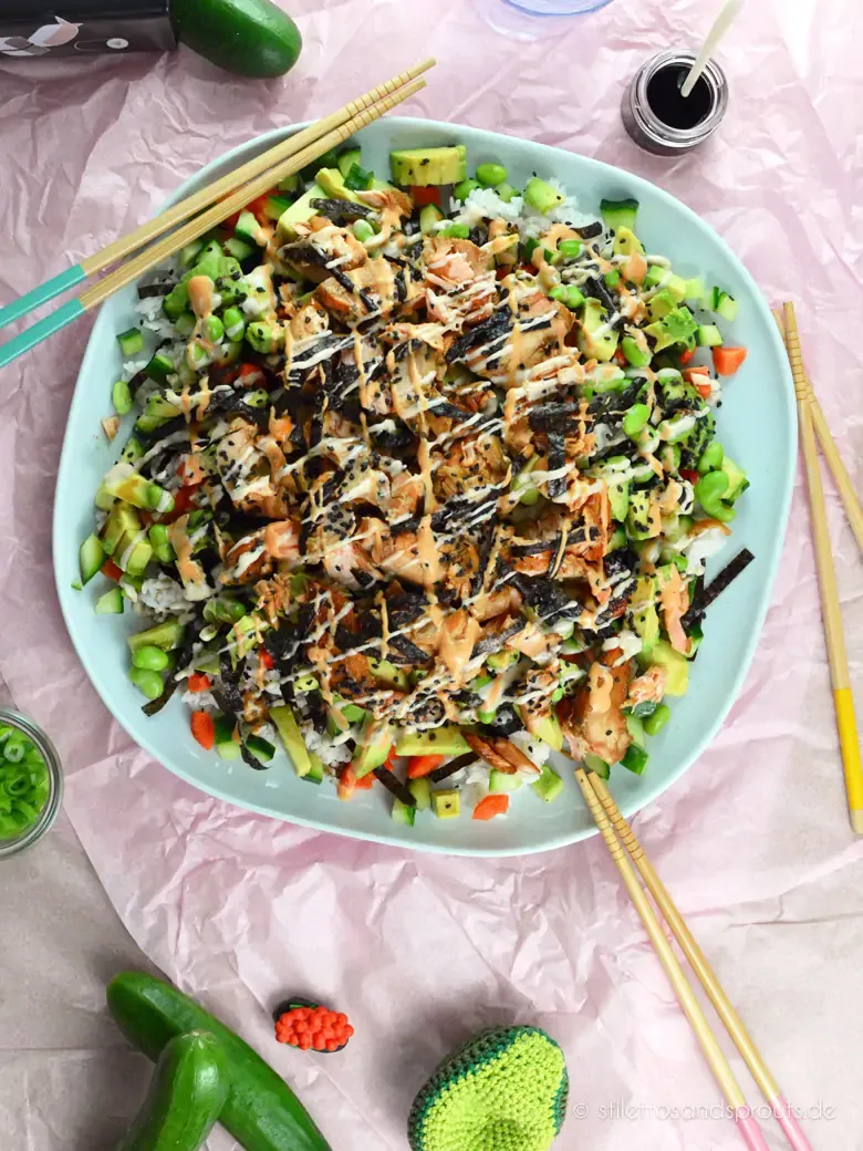 Sushi Salat mit Lachs und Avocado