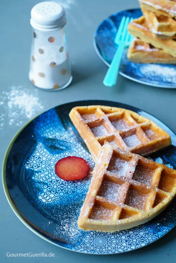 Süße Linsen-Waffeln auf einem Teller, perfekt angerichtet